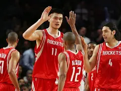 火箭队遭遇惨败，球员亟待找回状态 