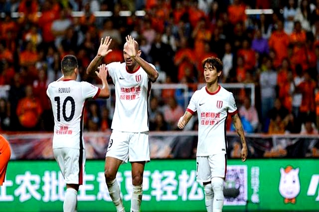 球迷们为比赛结果紧张不安地等待着 球迷们为比赛结果紧张不安地等待着