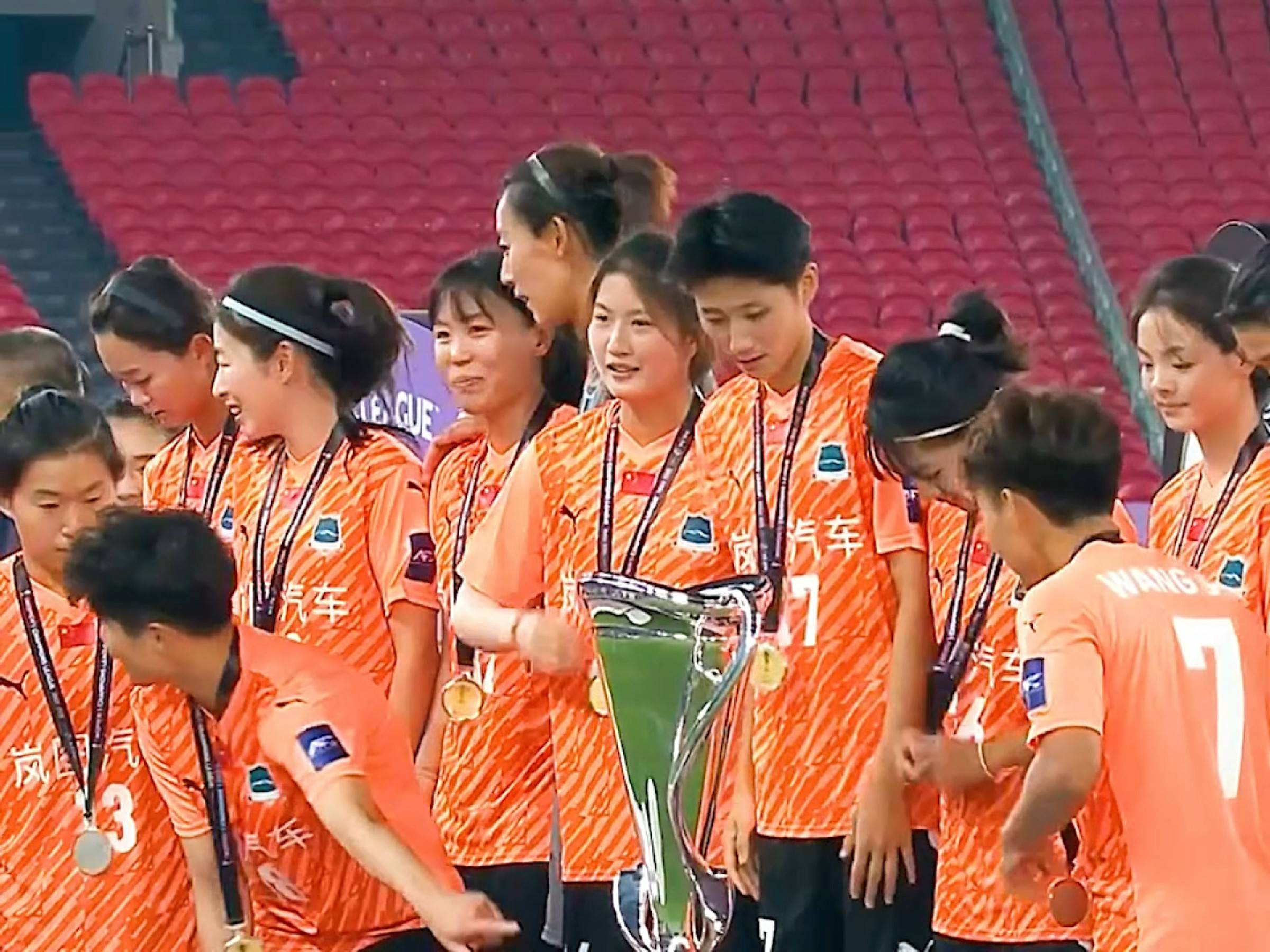 强队:女足比赛巨星阵容迎战挑战 强队:女足比赛巨星阵容迎战挑战